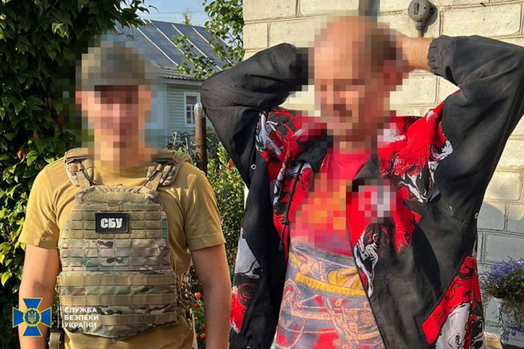 Во время обысков в помещении задержанного и его родственников изъяты восемь боевых гранат, патроны разного калибра и телефон с поличным в пользу рф