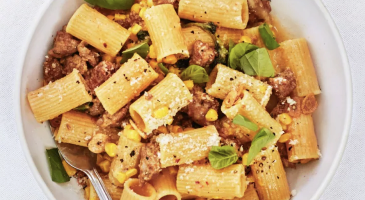 Макароны с колбасой и кукурузой / Фото: www.bonappetit.com
