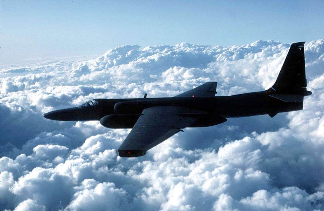 В США военный самолет упал на жилые дома