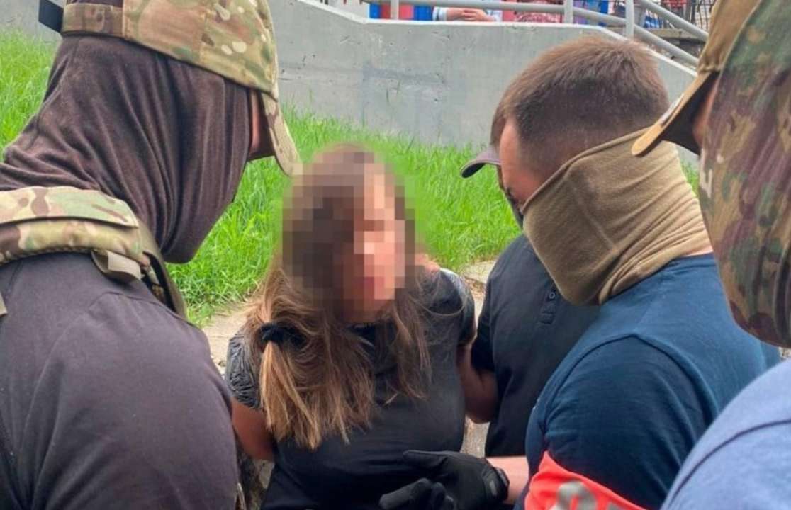 СБУ задержала киевлянку, которая "сливала" данные об украинских военнослужащих. Фото: СБУ СБУ