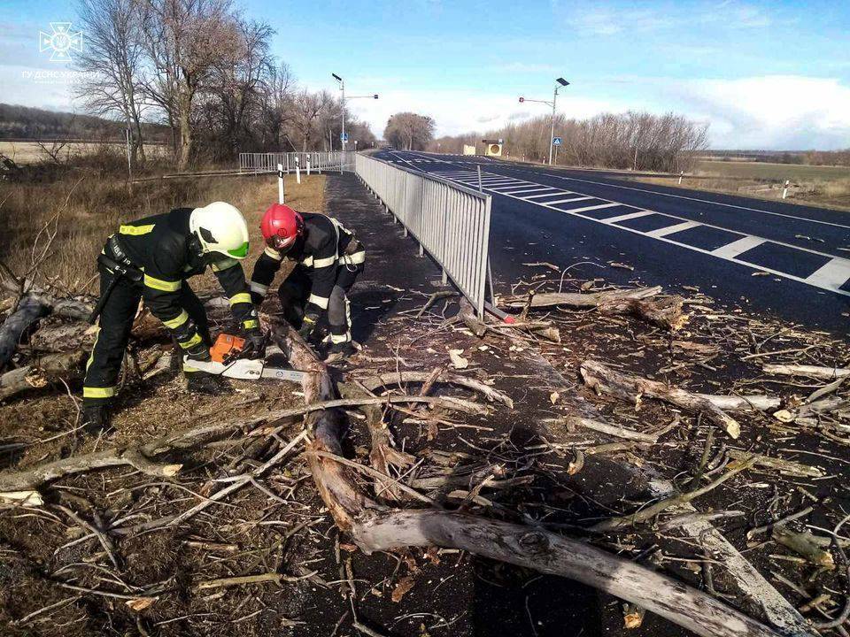Рятувальники по всій Україні ліквідували наслідки негоди/Фото: ДСНС Рятувальники по всій Україні ліквідували наслідки негоди/Фото: ДСНС