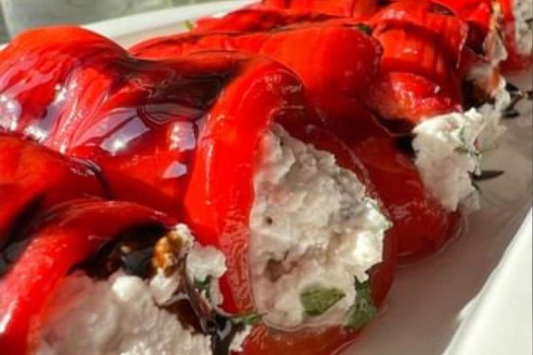Готовим сырную закуску с перцем / Фото: Instagram "lanas_diet" Изысканно и просто: готовим сырную закуску с перцем. Видеорецепт