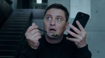 Сериал "Первые дни" появится на ТВ / Кадр из сериала "Первые дни", 2023/FILM.UA Group Сериал Первые дни, который транслировался на Netflix, появится на ТВ: где и когда смотреть премьеру