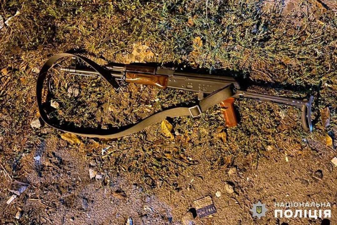 На Хмельниччині чоловік розстріляв два службових авто поліції та поранив поліцейського і цивільного