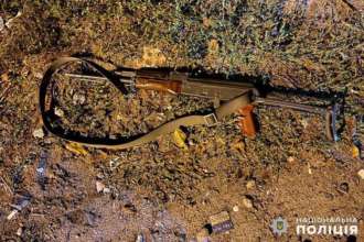 На Хмельниччині чоловік розстріляв два службових авто поліції та поранив поліцейського і цивільного На Хмельниччині чоловік розстріляв два службових авто поліції та поранив поліцейського і цивільного