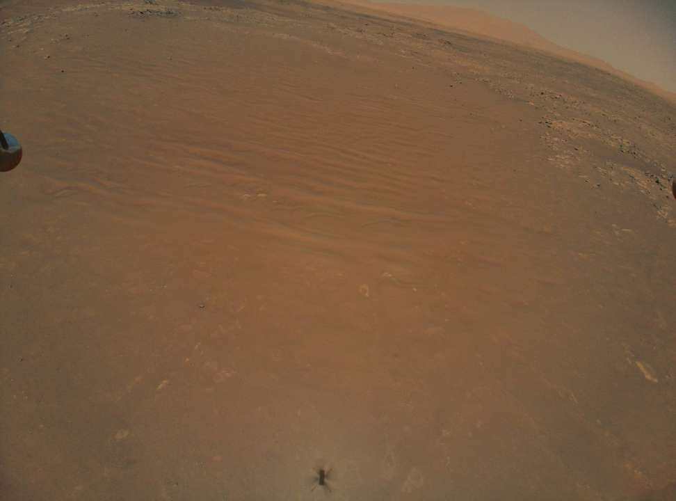 Мини-вертолет Ingenuity сфотографировал марсоход NASA на Красной планете