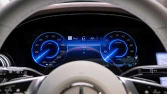 Mercedes-Benz представила мощный электрокар с огромным запасом хода/Фото: Daimler EQE SUV