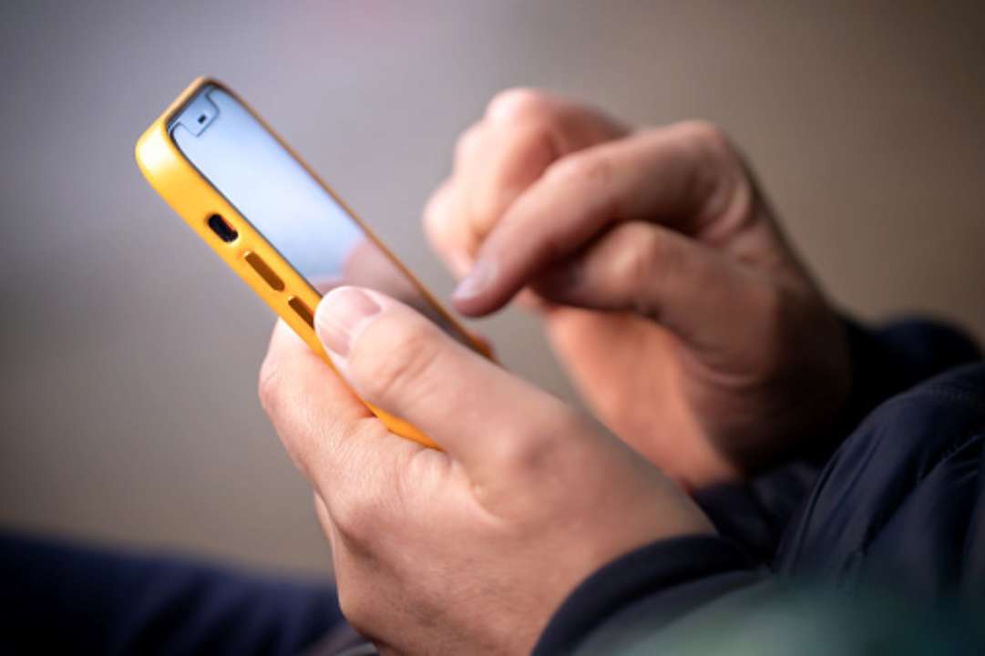 Как приклеить защитную пленку на телефон - простые советы\Фото: Getty image Как приклеить защитную пленку на телефон - простые советы\Фото: Getty image