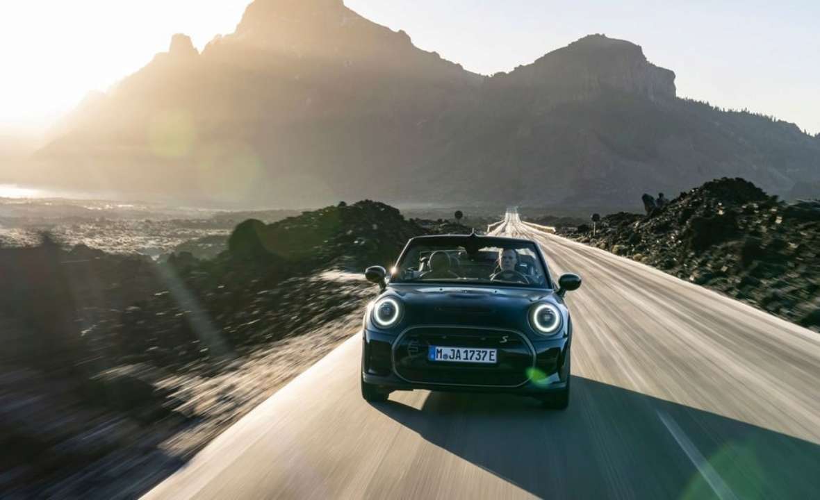 Mini представила Cooper SE Convertible – свій перший повністю електричний кабріолет/Фото: MINI Mini Cooper SE Convertible