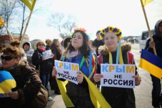 Чи доцільно звільняти Крим військовим шляхом: думка українців/Фото: Getty Images Чи доцільно звільняти Крим військовим шляхом: думка українців/Фото: Getty Images