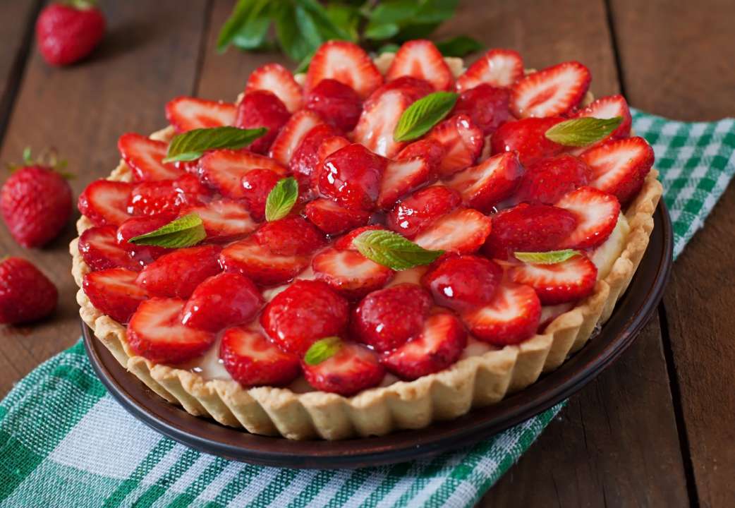 Рассказываем, как приготовить пирог с клубникой / Фото: timolina/Freepik Рассказываем, как приготовить пирог с клубникой / Фото: timolina/Freepik