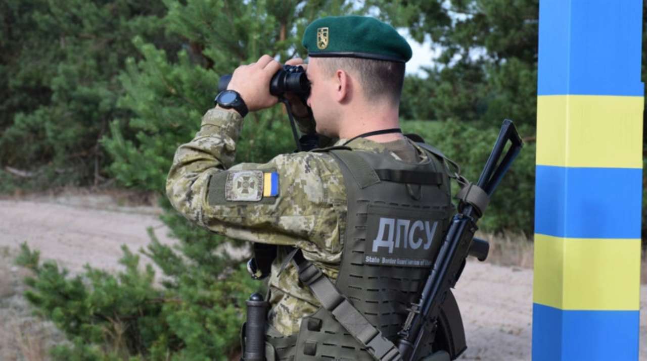 Мужчина пытался проехать через границу в грузовике дальнобойщика Мужчина пытался проехать через границу в грузовике дальнобойщика