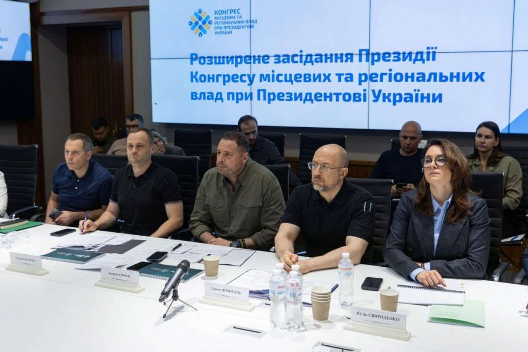 Шмигаль наголосив також на пріоритетних видатках для місцевих бюджетів: безпека та оборона, соціальні допомоги, медицина, освіта, критична інфраструктура, швидке відновлення