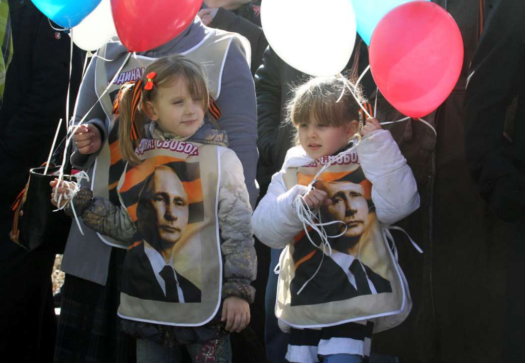 путин активно финансирует промывание мозгов детям/Фото: Getty Images