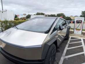 Tesla Cybertruck продали на аукционе за 400 тысяч долларов/Фото: @DimaZeniuk/Х Tesla Cybertruck