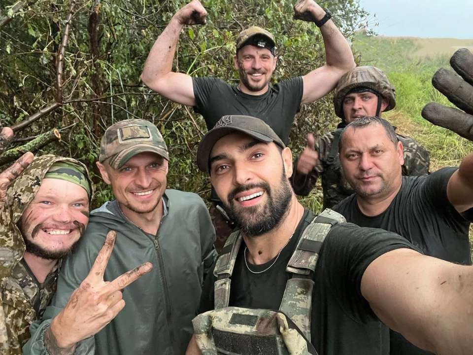 Ледь не загинув: Козловський показав фото побратимів, з якими потрапив під ворожий обстріл