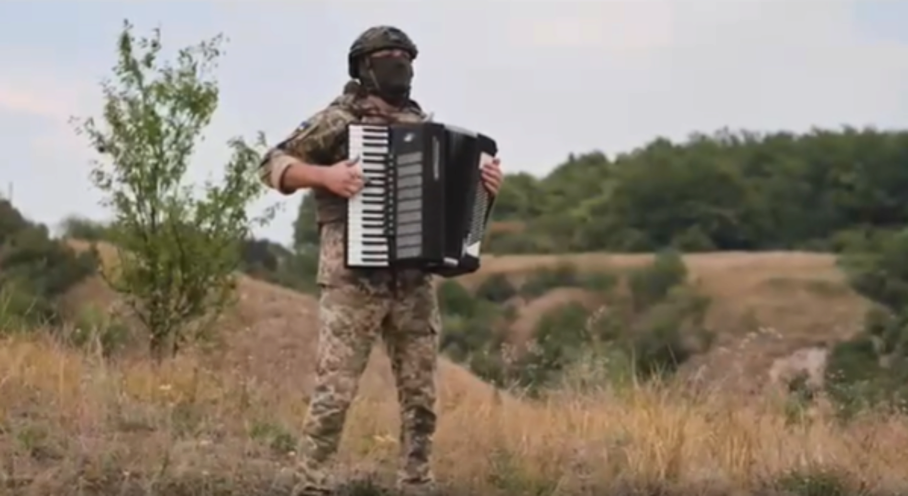 26-та артилерійська бригада створює музику / Скріншот з відеоролика 26-та артилерійська бригада створює музику