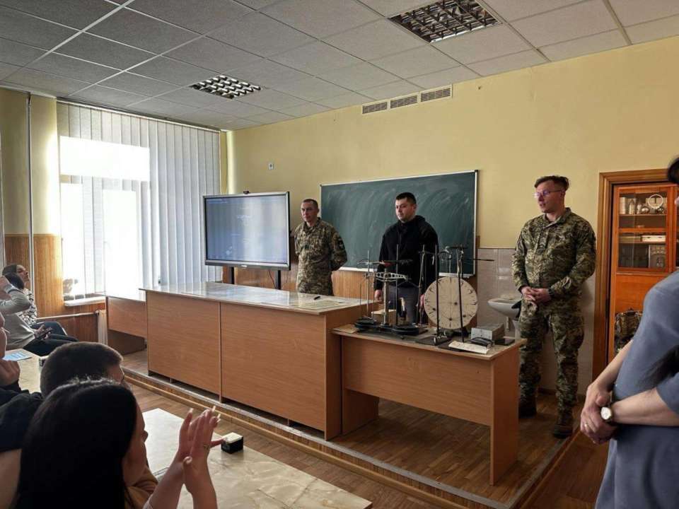 Представители ТЦК прибыли во Львовскую области агитировать школьников поступать в ВВУЗ / Фото: facebook.com/lvivobltck Представители ТЦК прибыли во Львовскую области агитировать школьников поступать в ВВУЗ / Фото: facebook.com/lvivobltck