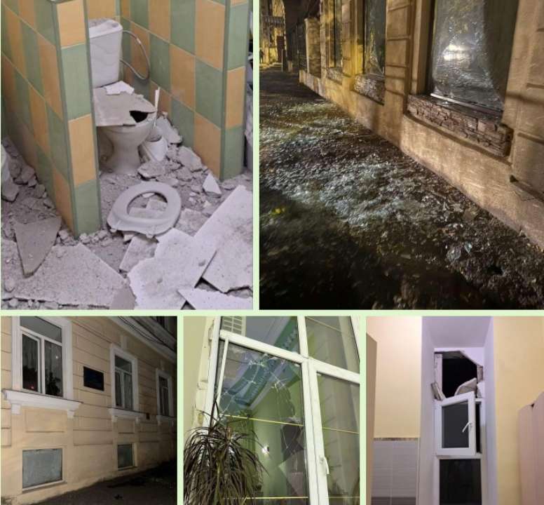 В результате вражеской атаки выбиты окна и двери в зданиях В результате вражеской атаки выбиты окна и двери в зданиях