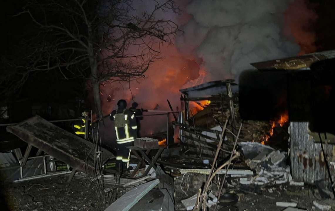 Уночі російські війська масовано атакували Київ дронами