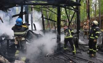 У Харкові окупанти обстріляли парк та стадіон/Фото: поліція та ДСНС У Харкові окупанти обстріляли парк та стадіон