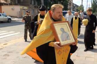 У Маріуполі влаштували на руїнах ходу з іконами та прапором срср/Фото: t.me/andriyshTime У Маріуполі влаштували на руїнах ходу з іконами та прапором срср
