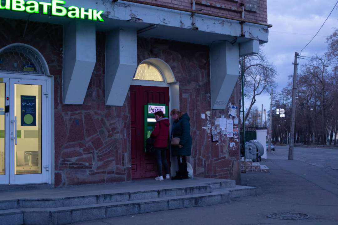 В Україні скасують комісію за зняття грошей у банкоматі/Фото: Getty Images