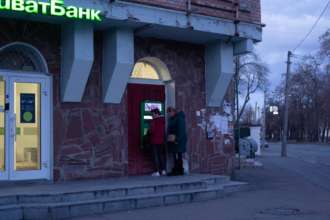 В Україні скасують комісію за зняття грошей у банкоматі/Фото: Getty Images В Україні скасують комісію за зняття грошей у банкоматі/Фото: Getty Images