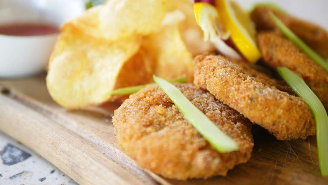 С хрустящей корочкой и нежной начинкой: рецепт картофельных котлет из вчерашнего пюре