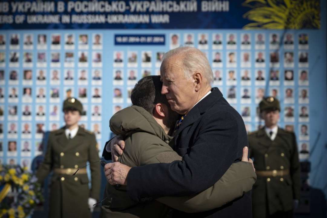 Байден обіймає Зеленського
