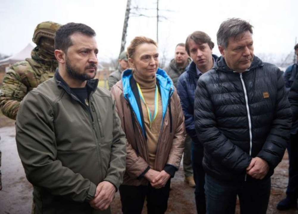 Среди заложников было 50 детей, в том числе несколько младенцев – самому маленькому было полтора месяца. 11 человек скончались, не выдержав бесчеловечных условий. Десятерых расстреляли российские оккупанты