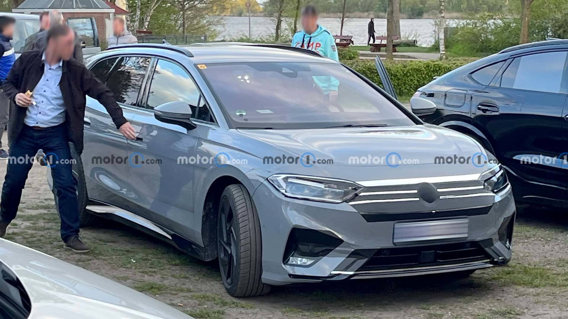 Фото: Motor1 Электрический универсал Volkswagen ID.7 впервые "засветился" на шпионских фото