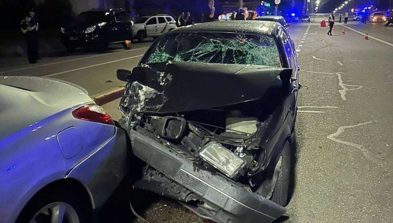 На блокпосту поблизу станції метро "Святошин" водій автомобіля "Фольксваген" скоїв автопригоду з потерпілими/Фото: Офіс генпрокурора У Києві сталася смертельна ДТП на блокпосту: загинув нацгвардієць