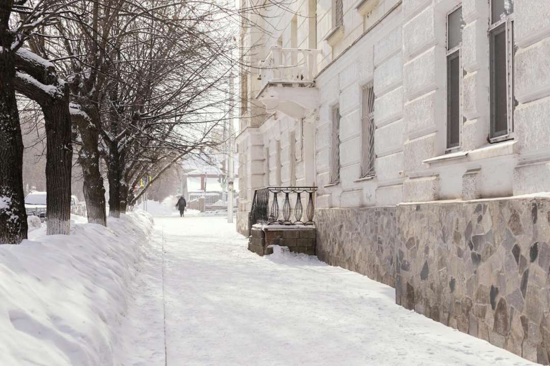 В Киеве на очистку снега вышли 40 бригад по ручной уборке / Фото: Freepik
