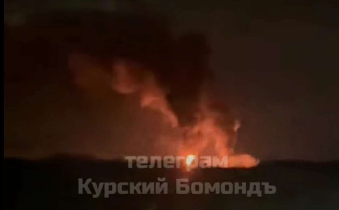 На росії горить нафтобаза унаслідок влучань ЗСУ. Скриншот відео нафтобаза у курській області вибухи