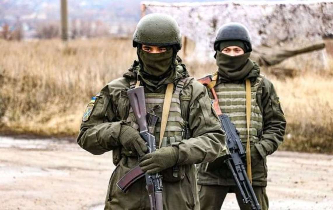 Фото: українські військові (facebook.com/pressjfo.news) На Донбасі бойовики поранили українського військового