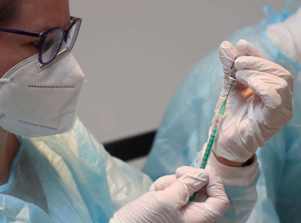 В Испании восемь учителей по ошибке получили по шесть доз вакиницы от Covid-19