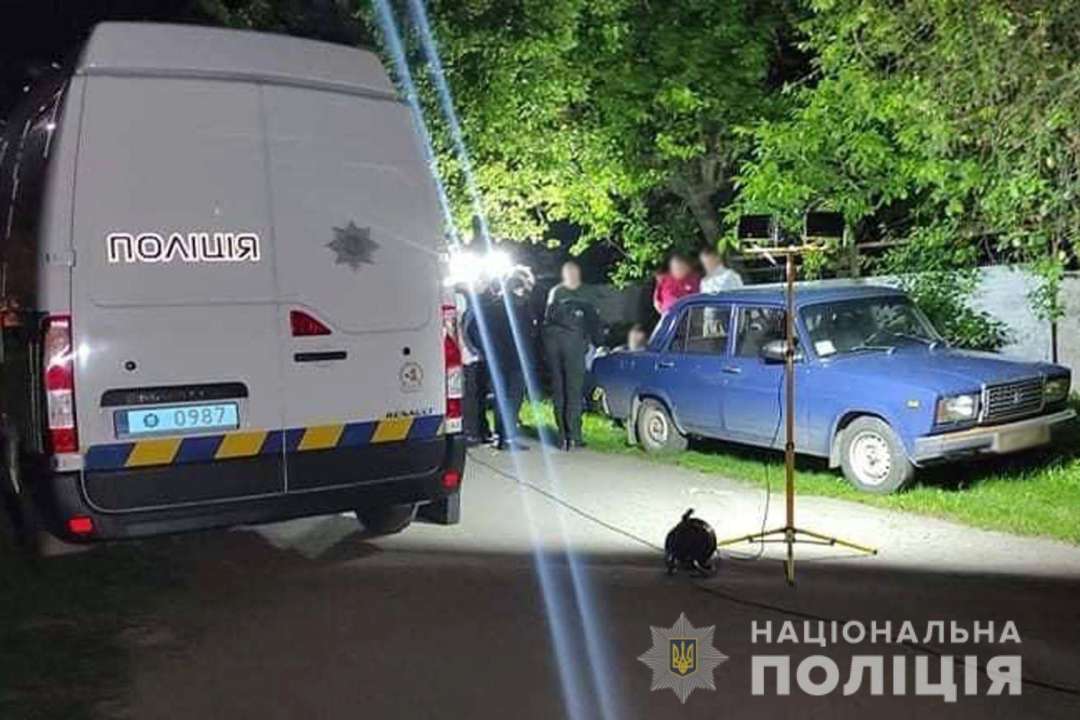 Фото: Поліція Черкаської області (Facebook) У Черкаській області виявили труп чоловіка в багажнику з грошима