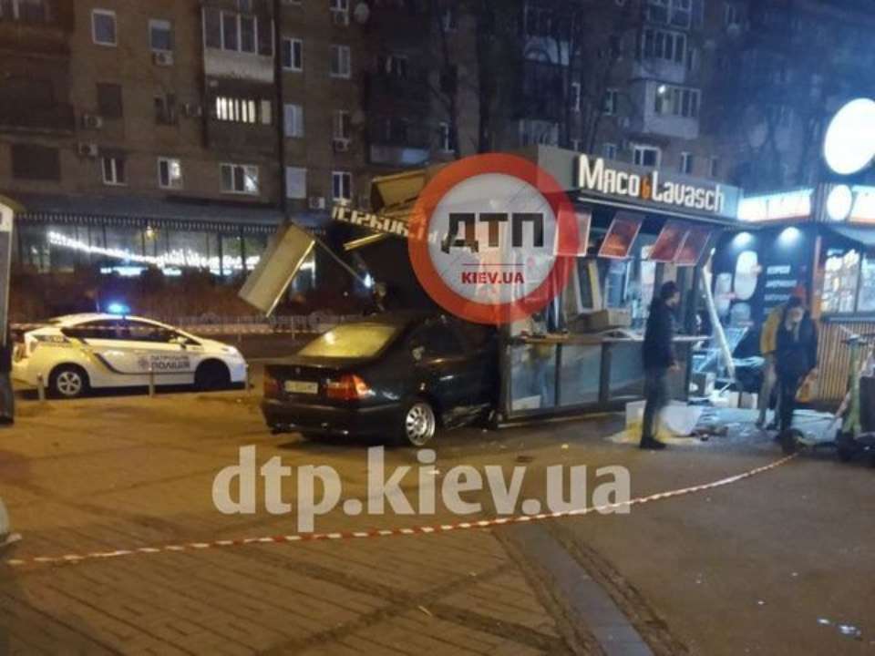 https://t.me/dtpkievua В Киеве автомобиль BMW влетел в ларек с шаурмой. Фото