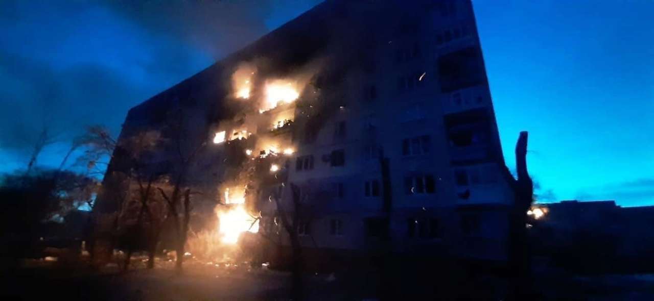 Окупанти обстріляли притулок для матерів/Фото: facebook/sergey.gaidai.loga Ворог обстріляв у Сєвєродонецьку притулок для матерів із дітьми
