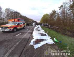 В Ровенской области микроавтобус столкнулся с бензовозом/Фото: Telegram/Автор: Полиция Ровенской области ДТП