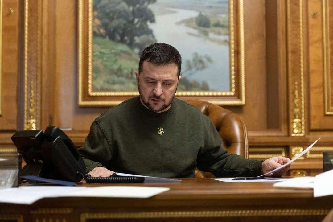 Девочка из Финляндии подарила Зеленскому патриотические носки/Фото: Instagram Девочка из Финляндии подарила Зеленскому патриотические носки/Фото: Instagram
