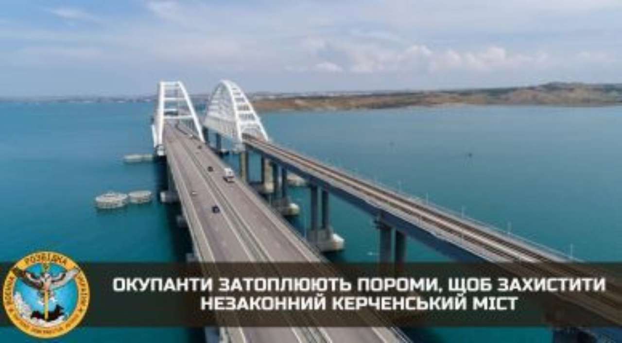 Між затопленими поромами росіяни мають намір встановити бонові загородження Між затопленими поромами росіяни мають намір встановити бонові загородження
