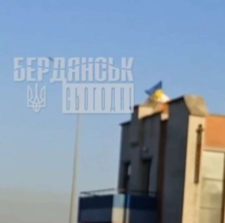 Над Бердянском поднялся сине-желтый флаг. Фото: Скриншот видео Бердянск флаг Украины