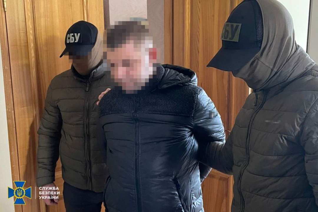 Депутатов Сумского облсовета задержали при передаче крупной взятки / Фото: t.me/SBUkr Депутатов Сумского облсовета задержали при передаче крупной взятки / Фото: t.me/SBUkr