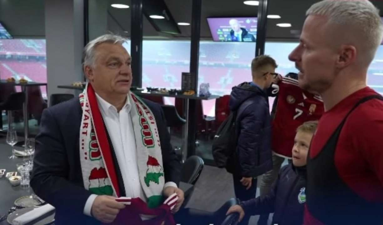 Орбан попал в скандал из-за шарфа с "Великой Венгрией"/Фото: скриншот Орбан попал в скандал из-за шарфа с "Великой Венгрией"/Фото: скриншот
