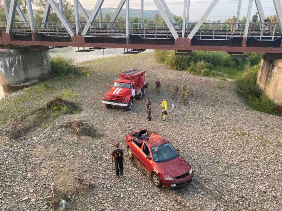 На Закарпатье обвалился мост/Фото: МВД Украины На Закарпатье обвалился автомобильный мост: есть травмированные. Фото