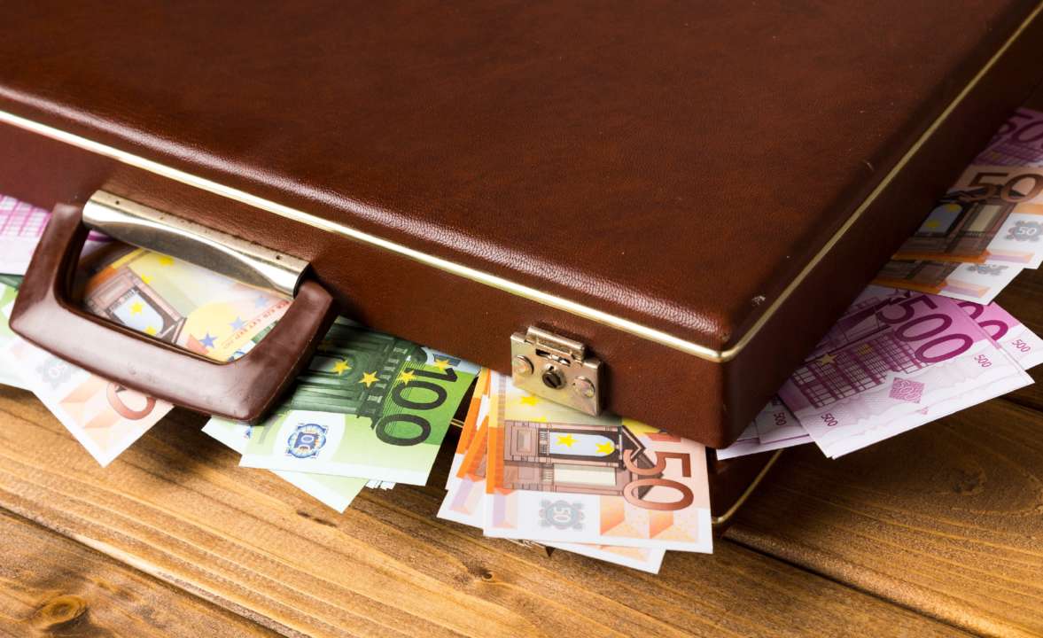 Єврокомісія спрямує 4 млн євро на медичне обслуговування українських біженців. Фото: Freepik виплати українцям за кордоном
