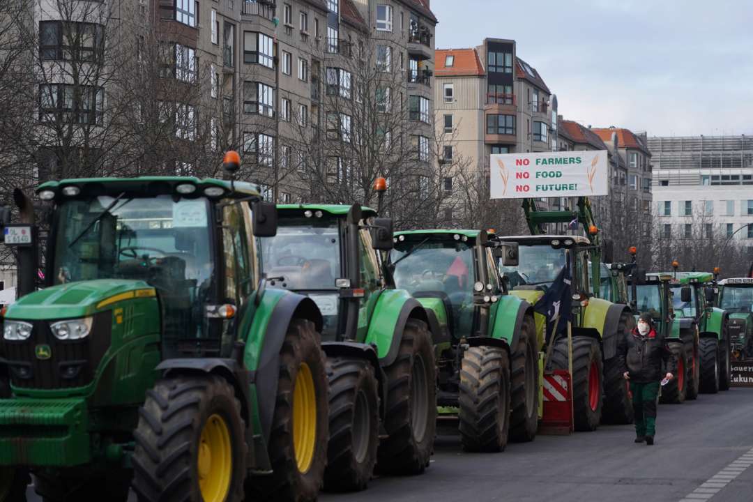 Во Франции более тысячи фермеров на тракторах заблокировали движение по трассе. Видео