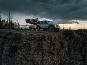 Фото: Jeep Jeep випустив мініатюрний позашляховий причіп, у якому можна жити. Фото